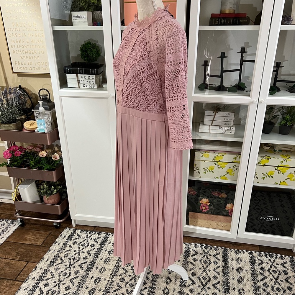 Lace pleated dress